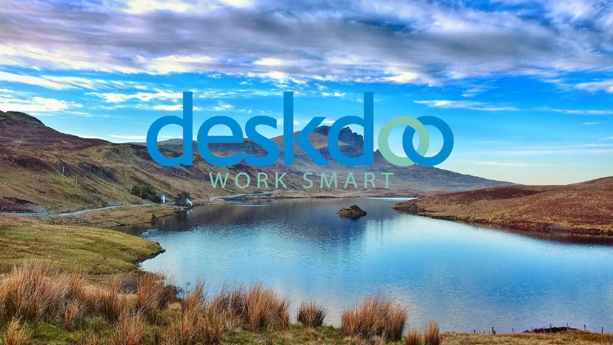 Cover slide of the Deskdoo pitch deck — Series A 2015